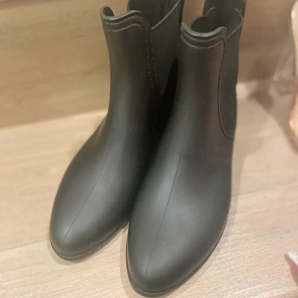 - JEFFREY CAMPBELL SHOES CLOUDY WATERPROOF CHELSEA RAIN BOOTS MATTE  BLACK 6